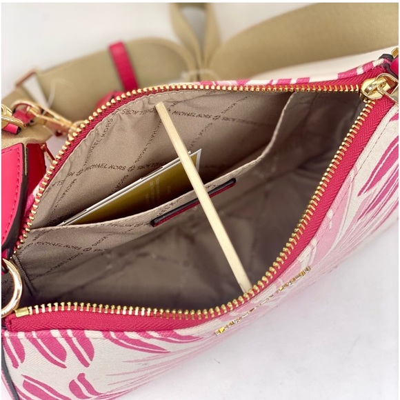 Michael Kors Crossbody
with Tech Attached - Picture 6 of 14